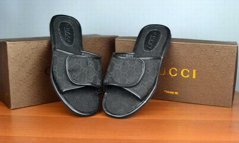 Gucci Slippers Woman--063